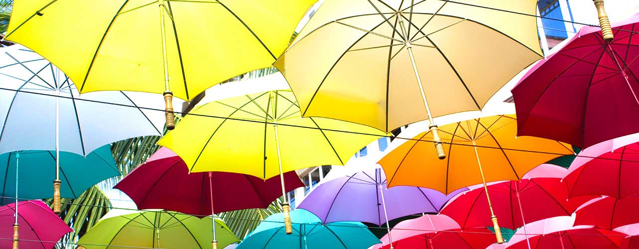Eine Vielzahl von bunten Regenschirmen